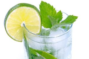Glas Wasser mit Limette bei 90 Tage Diät